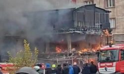 Pendik'te araçta başlayan yangın ahşap binaya sıçradı