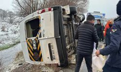 Lise öğrencilerini taşıyan servis devrildi