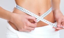 Yemekte su içmek mideyi büyütür mü? Bilim gerçeği açıklıyor!