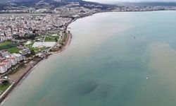 Çanakkale’de sağanak Boğaz’ın rengini ikiye böldü