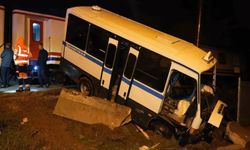 Raylarda asılı kalan dolmuşa yolcu treni çarptı