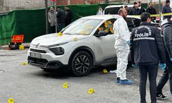 İstanbul’da sokak ortasında silahlı saldırı: Otomobil tarandı, 1 ölü
