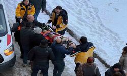 Çatıdan düşen buz kütlesi okula giden öğrenciyi ağır yaraladı