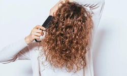 Kıvırcık saçlarda kabarıklığı bitiren etkili bakım rutini
