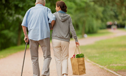 Başkalarına yardım etmek demans riskini azaltıyor