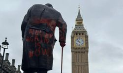 Parlamento Meydanı'ndaki Churchill anıtına "savaş suçlusu" yazıldı