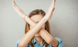 Neden "Hayır" diyemiyoruz? Psikolojik kökenleri ve görünmez prangalarımız!