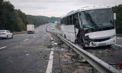 Polis servisi kaza yaptı: 30 polis yaralandı