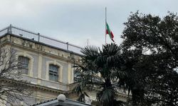İstanbul'da İran bayrakları yarıya çekildi