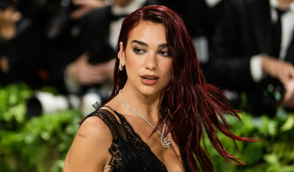 Flaşlar patladı, tansiyon yükseldi: Paris’te Dua Lipa krizi