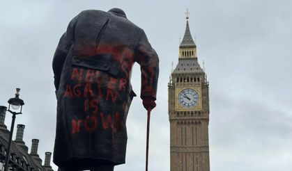 Parlamento Meydanı'ndaki Churchill anıtına "savaş suçlusu" yazıldı