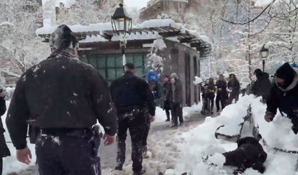 New York'ta görev başındaki polislere kar topu yağmuruna soruşturma