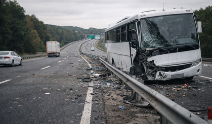Polis servisi kaza yaptı: 30 polis yaralandı