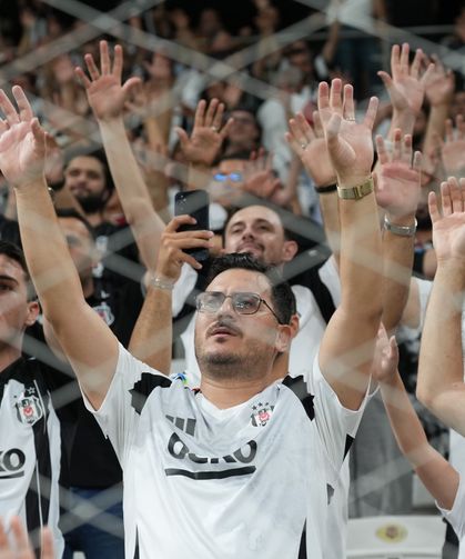 Beşiktaş taraftarından Serdal Adalı'ya tepki: Hoca alsana!