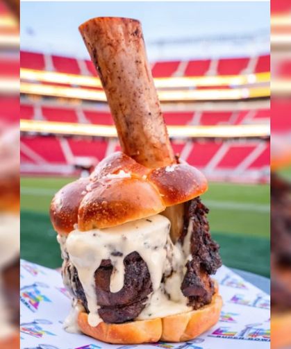 1,6 kiloluk dev hamburger Super Bowl tribünlerini salladı