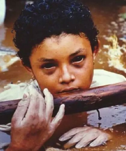 Gözler önünde sessizce ölmeyi bekleyen Omayra Sanchez: 60 saatlik bir vicdan azabı!