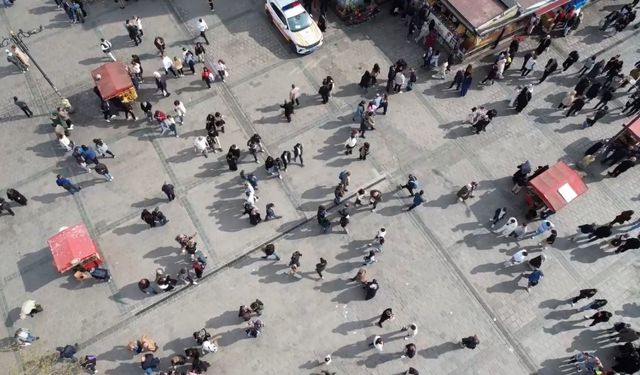 İstanbullular Ramazan Bayramı'nda Eminönü'ne Akın Etti!