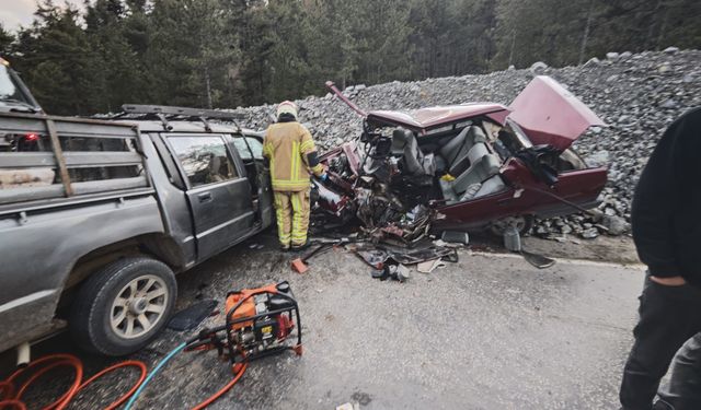 Bursa'da otomobil ile kamyonet kafa kafaya çarpıştı: 1 ölü, 3 yaralı var!