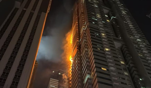 Dubai’de 67 Katlı Gökdelende Yangın Çıktı