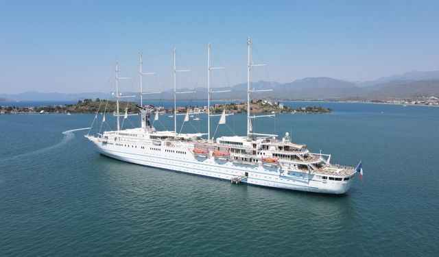 Dev yelkenli yolcu gemisi Club Med 2 Fethiye’ye geldi