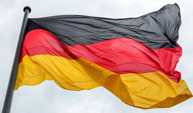 Almanya’da polis, tatbikattaki askerlere gerçek mermiyle karşılık verdi