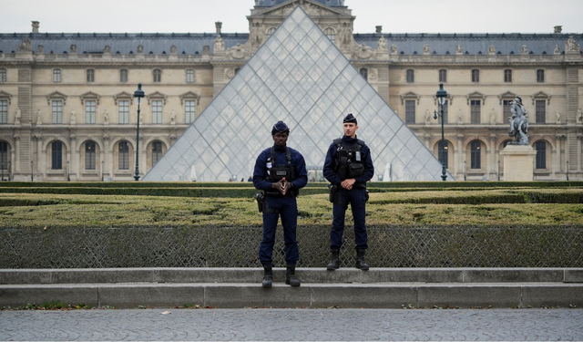 Louvre Müzesi Soygununda 2 Kişi Yakalandı!
