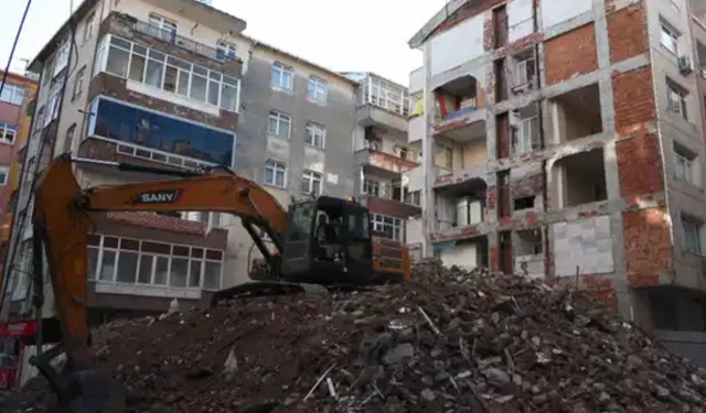 Bahçelievler’de bir binanın 40 yıldır yan duvarı olmadığı ortaya çıktı