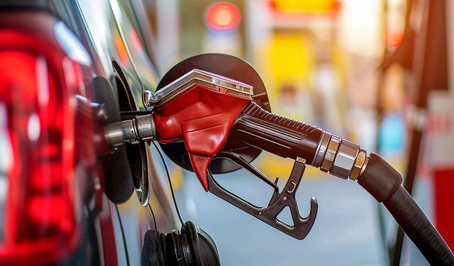 Benzin fiyatına cumartesi günü zam geliyor