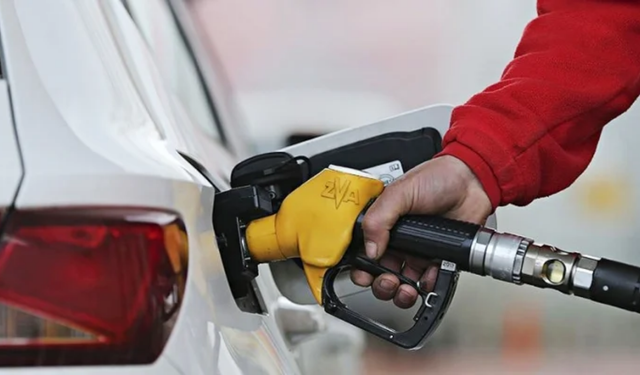 Akaryakıta tarihi zam: Motorin litre fiyatı 70 TL’ye dayanıyor!