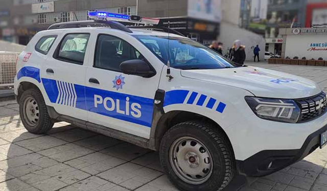 İzmir’de polis aracına saldırı: 3 kişi gözaltında