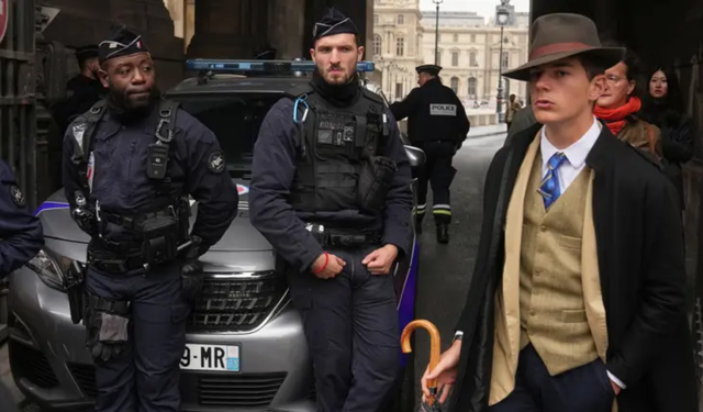 Louvre’daki “Gizemli Dedektif”in Sırrı Ortaya Çıktı! Herkes Yapay Zeka Sanmıştı...