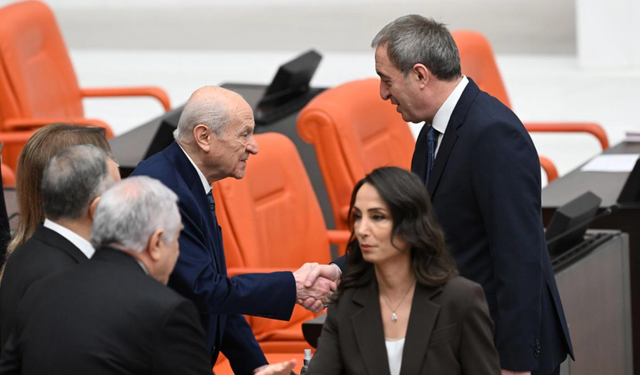 Bahçeli DEM Parti Eş Genel Başkanlarını alkışladı, sonra çaya davet etti