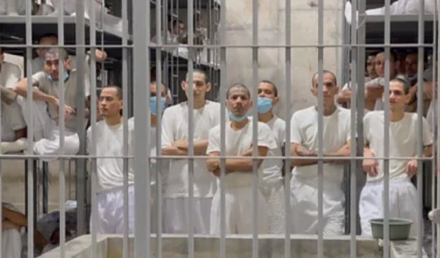 El Salvador'un korkunç hapishanesi "CECOT"