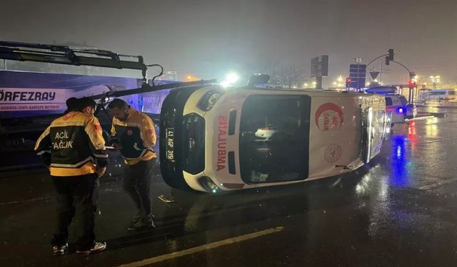 İzmit'te hasta taşıyan ambulans minibüsle çarpıştı: 6 kişi yaralandı