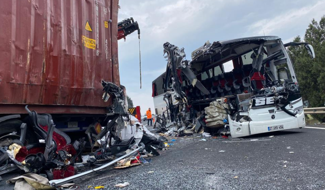 Osmaniye'de yolcu otobüsü tıra çarptı: 6 ölü, 11 yaralı