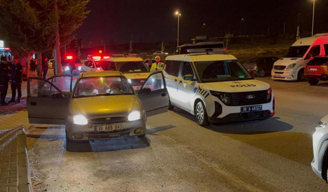 Polise çarpıp kaçmaya çalışan 4 şahıs gözaltına alındı