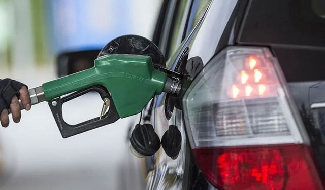 Akaryakıtta rekor gece: Motorin ve benzin tabelaları değişiyor