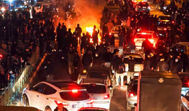 İran'da tarihi itiraf: Binlerce ölü var