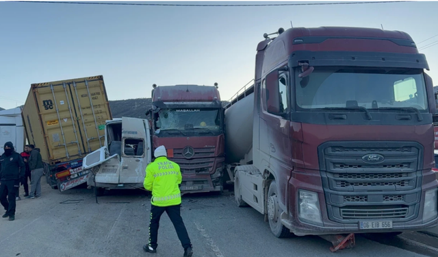 Buzlanma nedeniyle 11 araç birbirine girdi