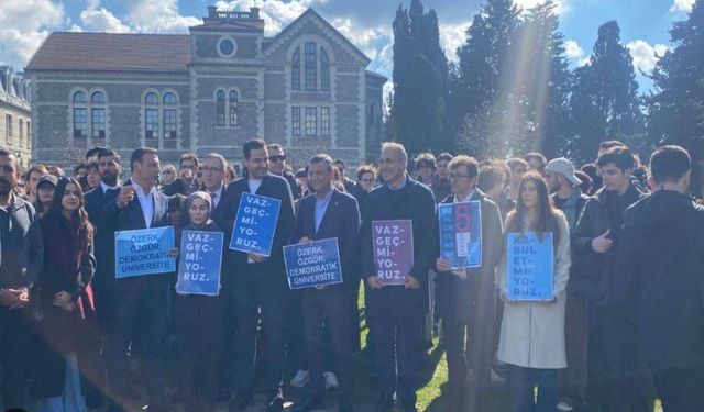 Boğaziçi direnişine siyasi destek: Özgür Özel eyleme katıldı