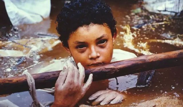 Gözler önünde sessizce ölmeyi bekleyen Omayra Sanchez: 60 saatlik bir vicdan azabı!