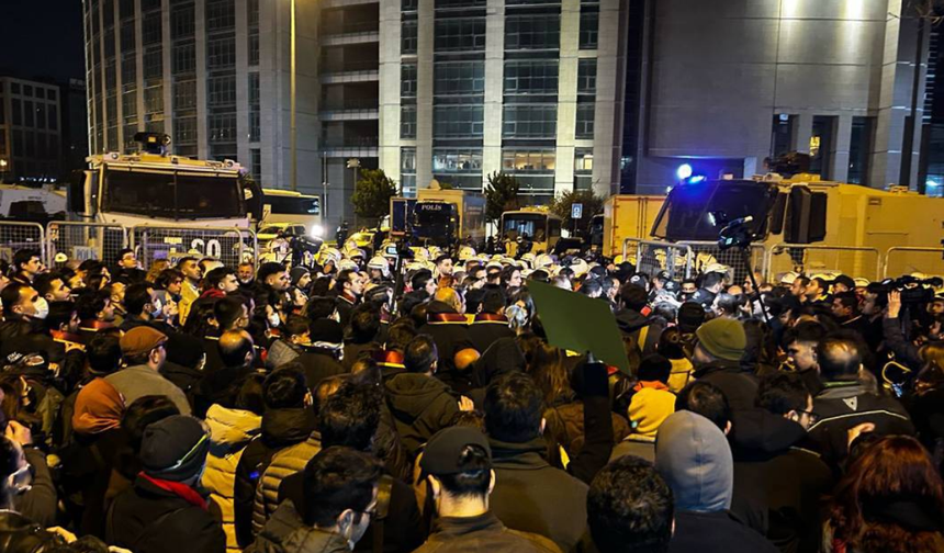 Çağlayan Adliyesi'nde Avukatlarla Polis Arasında Arbede Çıktı!