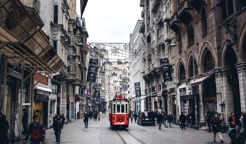 BEYOĞLU: PONTUS PRENSİNDEN PERA’YA
Bizans döneminde yerleşim olmayan Beyoğlu, “karşı yaka” ya da “öte” anlamına gelen “Pera” adıyla biliniyordu. Yabancılar burayı “Peran Bağları” olarak adlandırırken, Türkler “Pera”yı “Beyoğlu”na çevirdi. En güçlü rivayet, Fatih Sultan Mehmed döneminde Pontus prensi Aleksios Komnenos’un İslam’ı kabul ederek burada yaşamasıyla semtin “Beyoğlu” adını aldığı yönünde.
