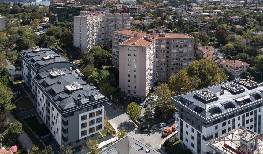 ETİLER: VİLLALARIN MODERN MİRASI
Etibank ortaklığı altında 1950’lerde kurulan Etiler Yapı Kooperatifi, 192 villa inşa etmek için bölgeye adım attığından dolayı zamanla bu semte resmi adını veren kuruluş olmuştur. İstanbul’un modern yerlerinden olan Etiler’e her yıl binlerce turist ziyarette bulunur. 
