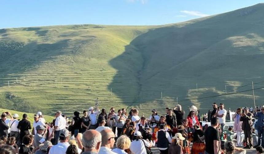 Ardahan’da Atatürk Silüeti, Şenliklerde Sevinçle Karşılandı