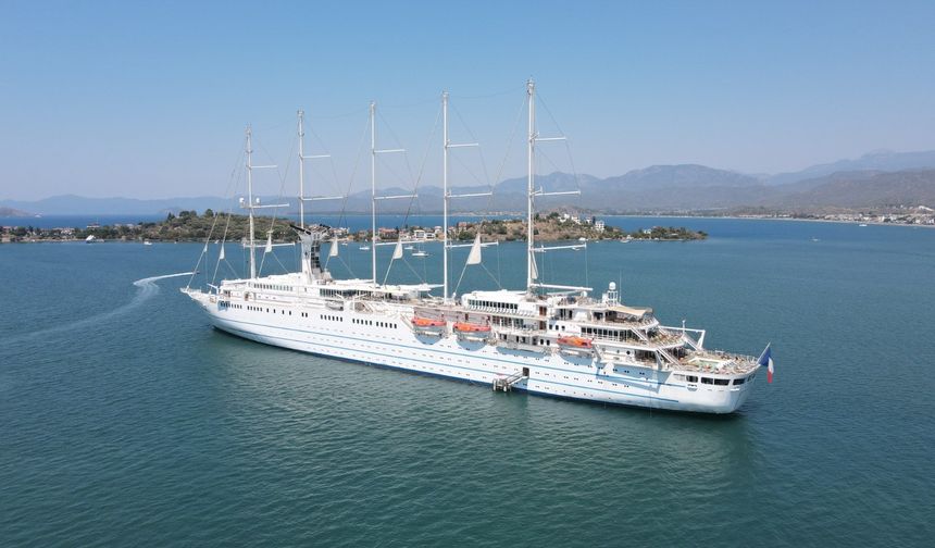 Dev yelkenli yolcu gemisi Club Med 2 Fethiye’ye geldi