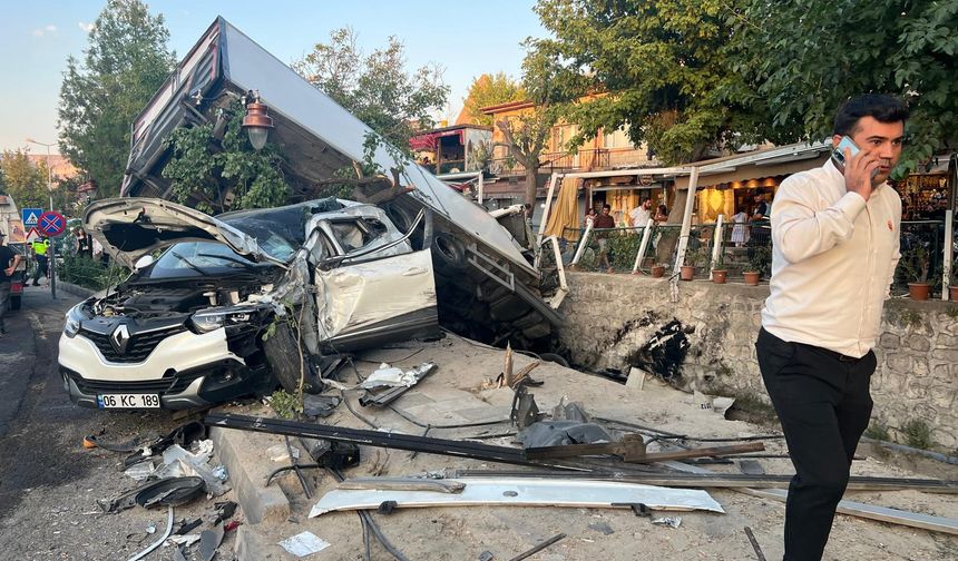 Freni patlayan kamyon 10 araca çarptı, kanala devrildi