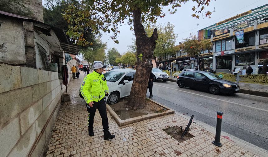 Edirne’de yola dökülen yağ kazaya neden oldu: 4 araç birbirine girdi