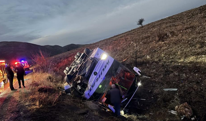 Afyonkarahisar'da yolcu otobüsü şarampole devrildi: 2 ölü, 21 yaralı!