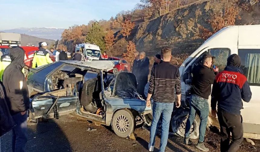 Öğrenci servisi ile otomobil çarpıştı: Sürücü hayatını kaybetti